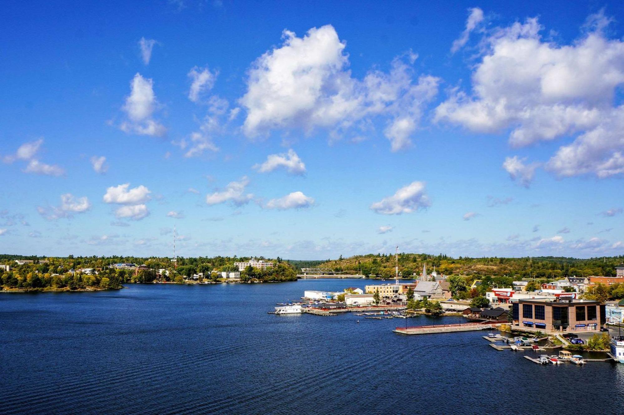 Clarion Lakeside Inn & Conference Centre Kenora Exterior photo